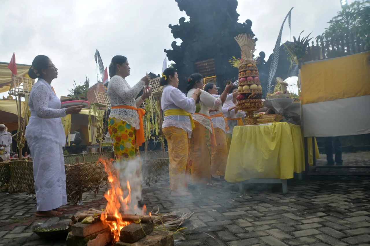 Prosesi Tawur Agung...