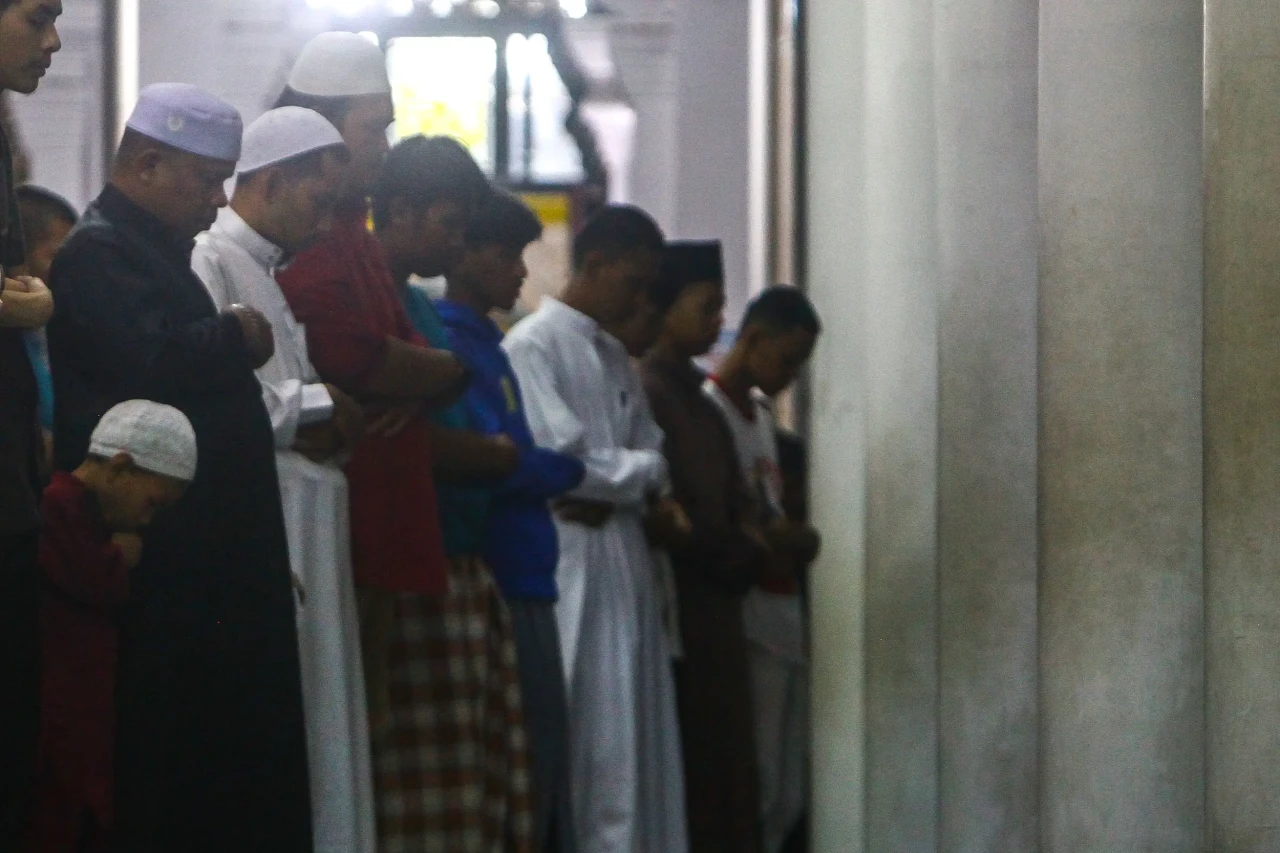 Potret Salat Tarawih...