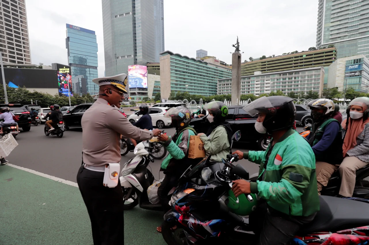 Momen Polisi Bagikan...