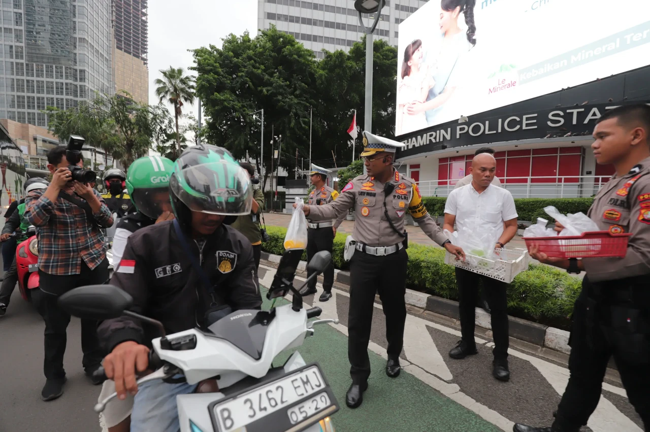 Momen Polisi Bagikan...