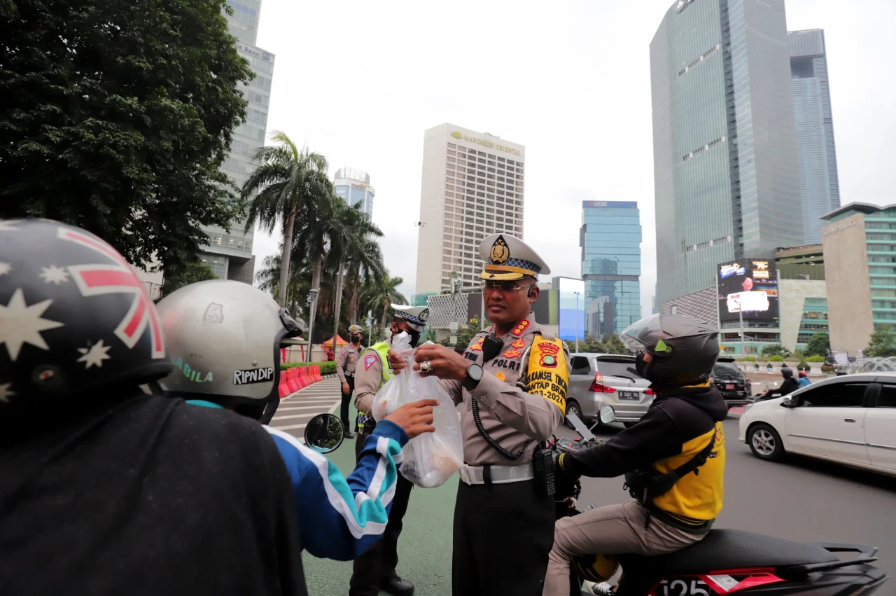 Momen Polisi Bagikan...