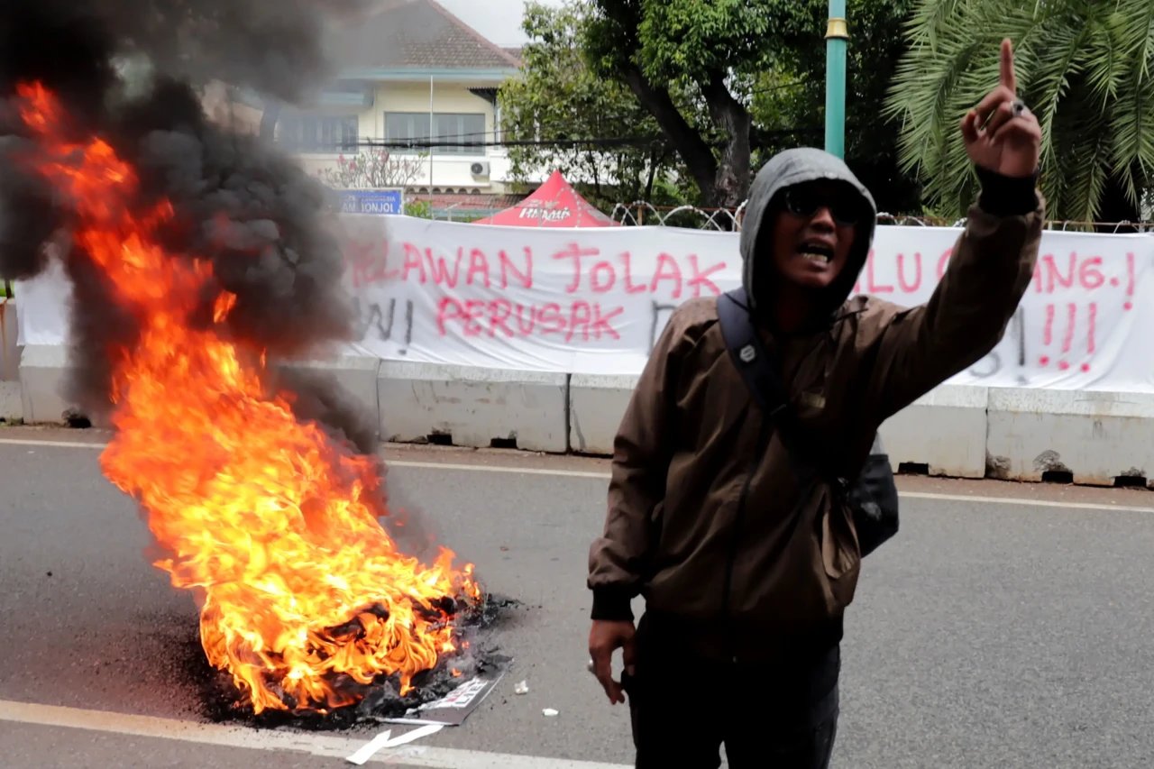 Aksi Bakar Ban Bekas...