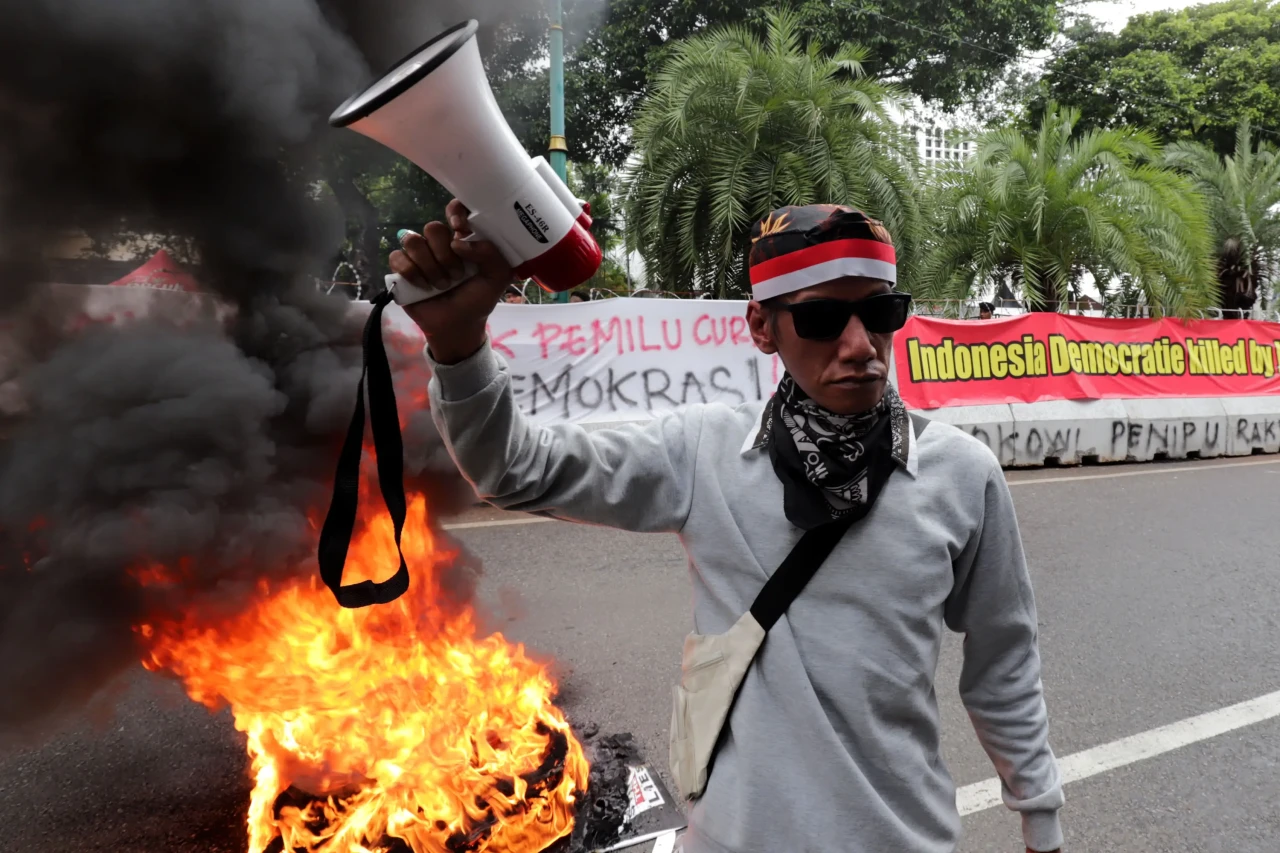 Aksi Bakar Ban Bekas...