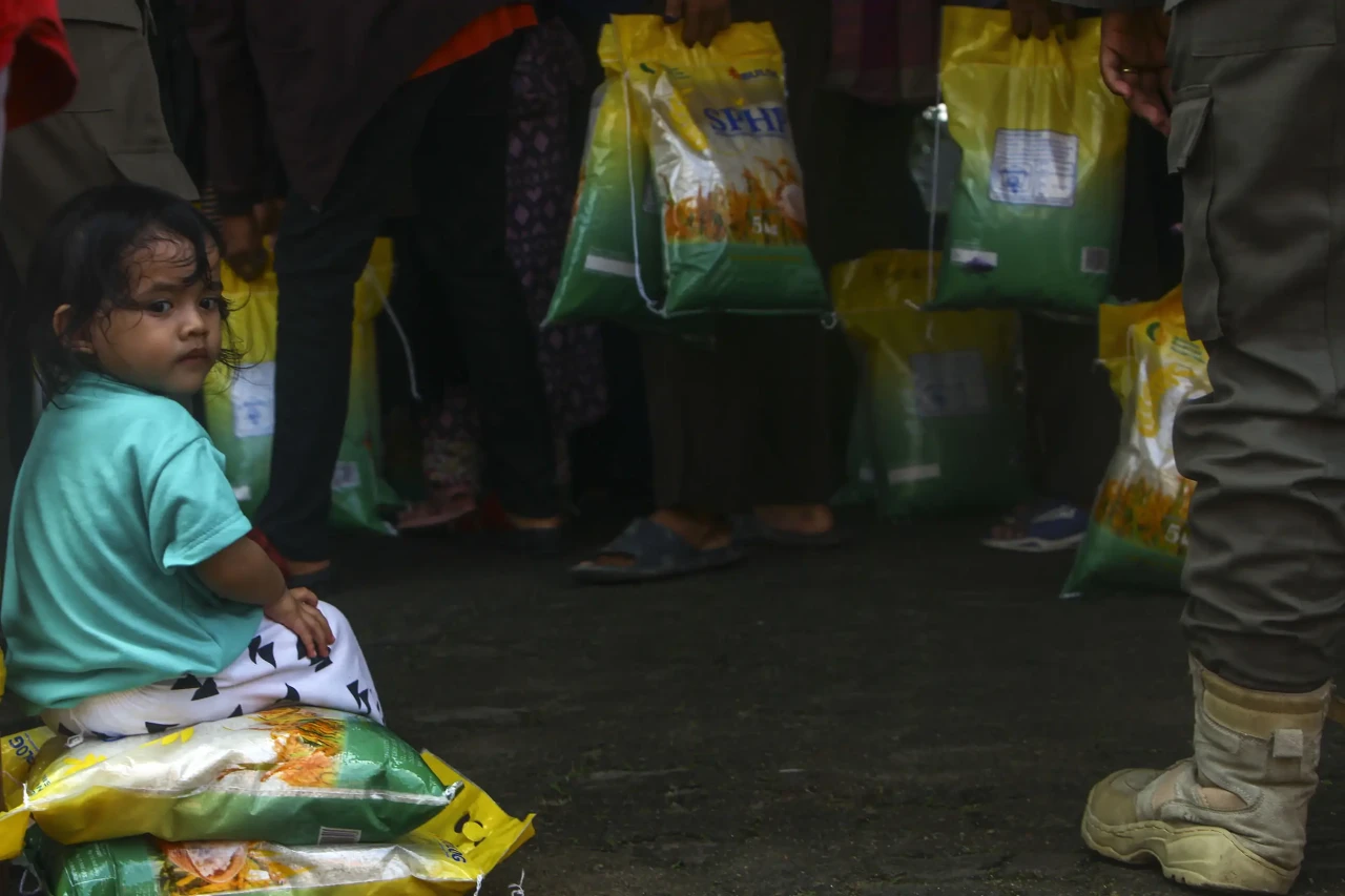 Warga Rela Berpanasan...