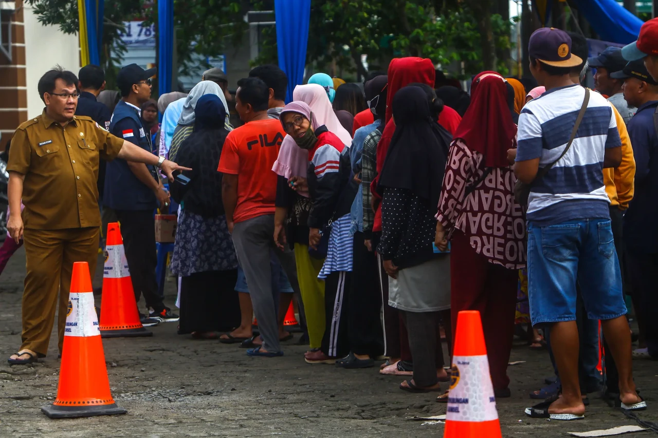 Warga Rela Berpanasan...
