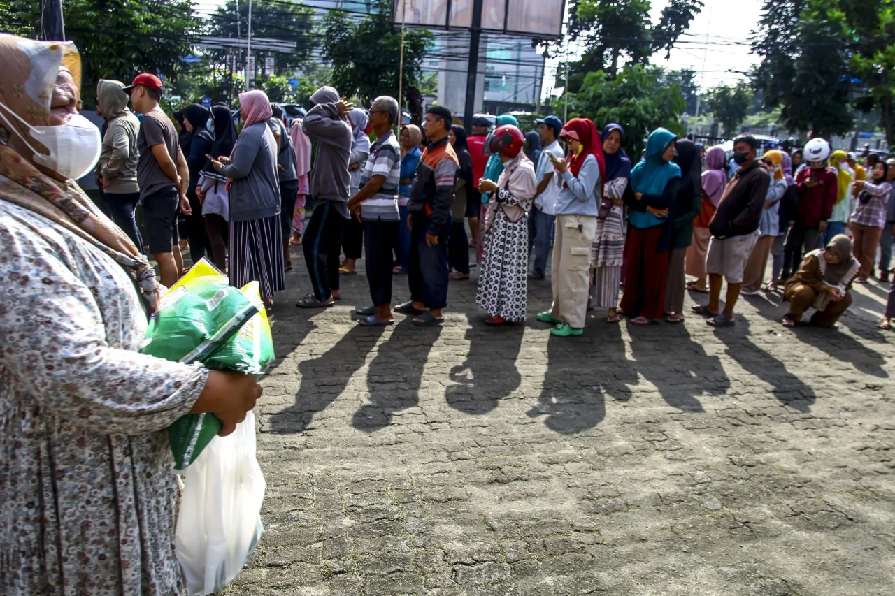 Warga Rela Berpanasan...