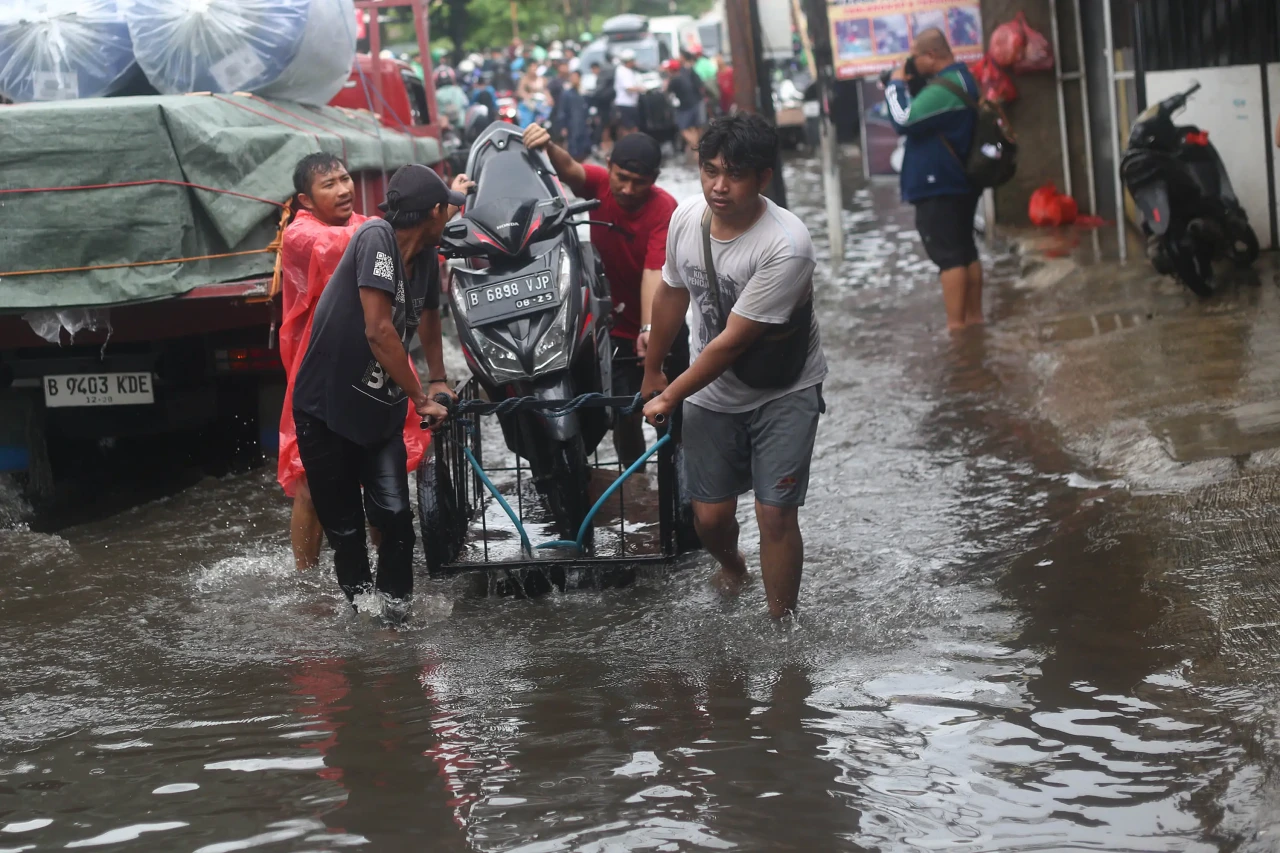 Banjir Genangi Kawasan...