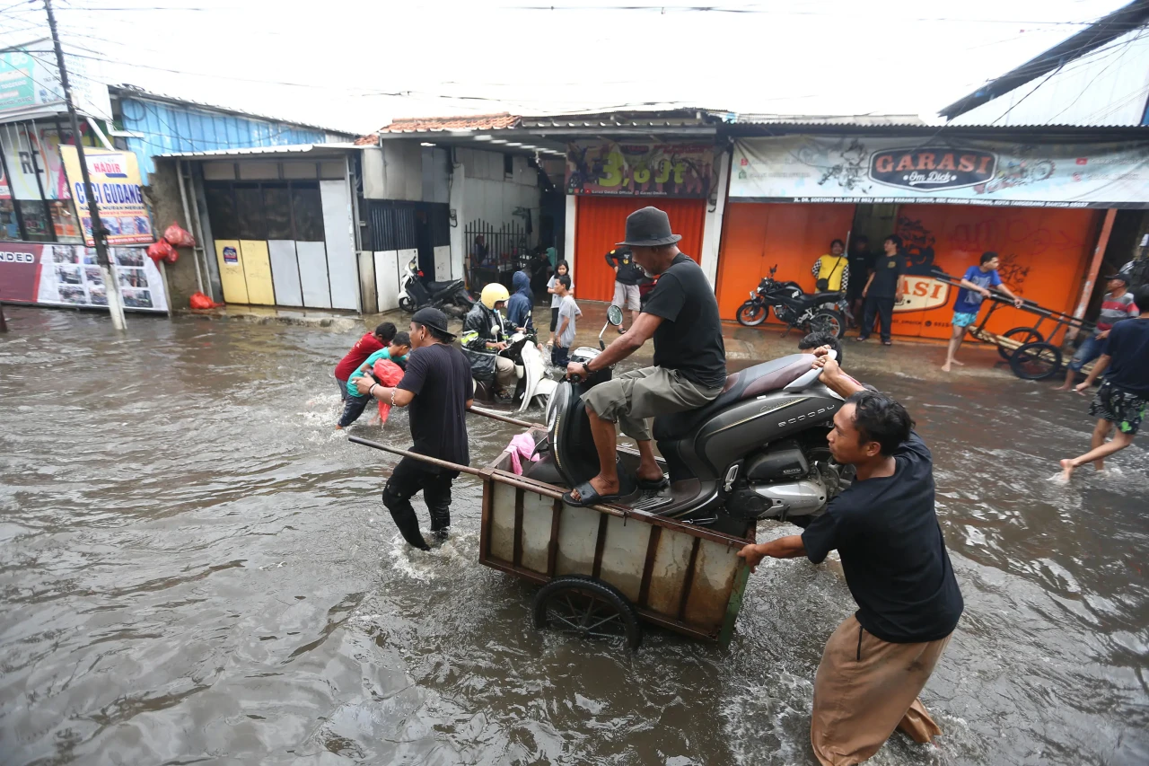 Banjir Genangi Kawasan...