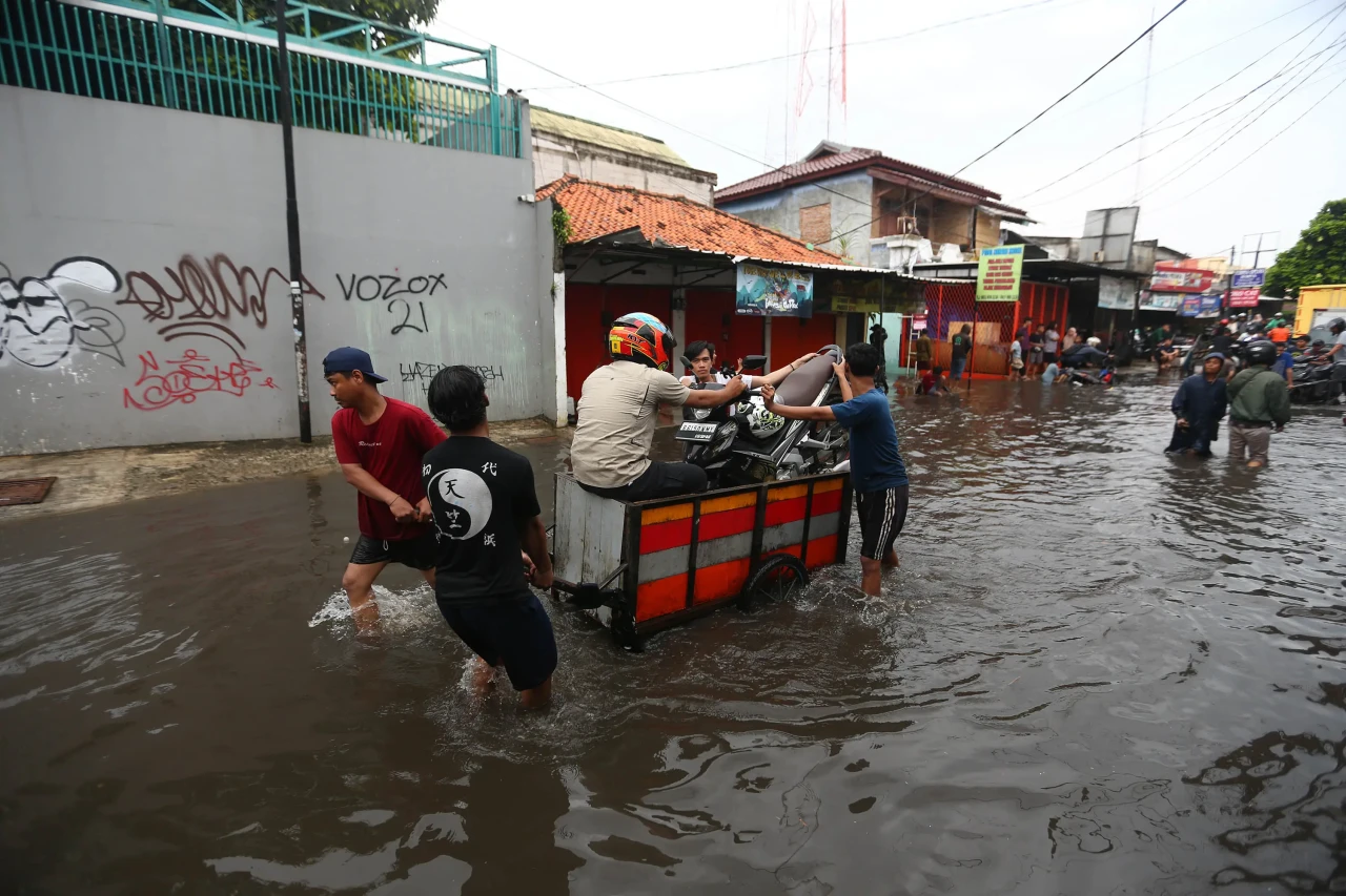 Banjir Genangi Kawasan...