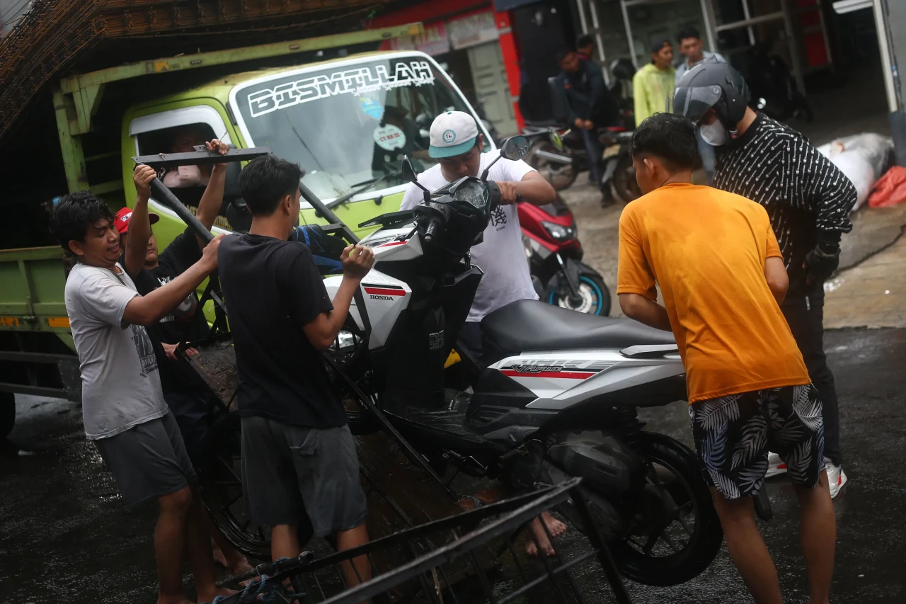 Banjir Genangi Kawasan...