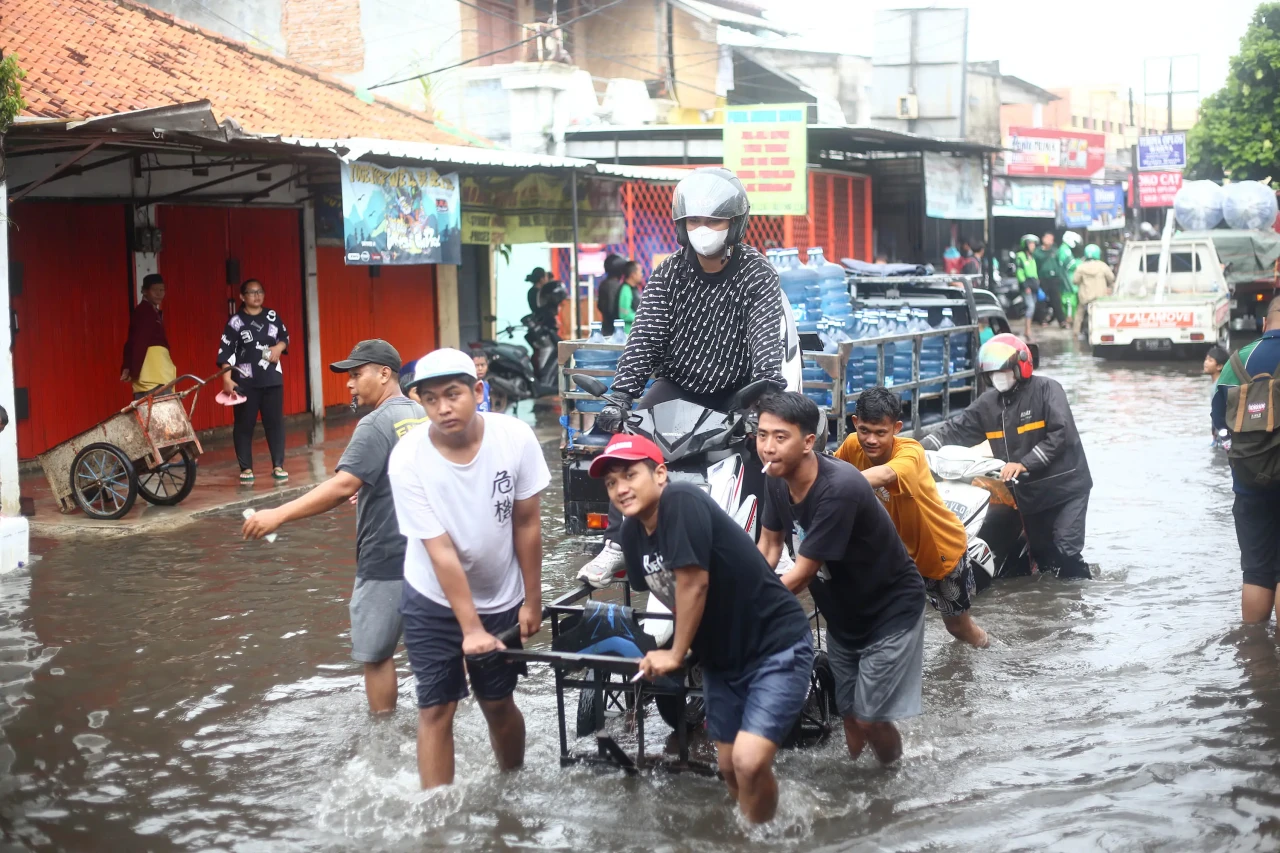 Banjir Genangi Kawasan...