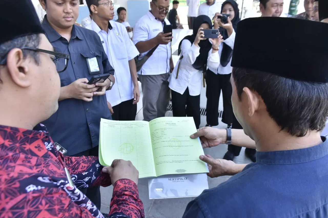 Wamen ATR/Waka BPN Serahkan...