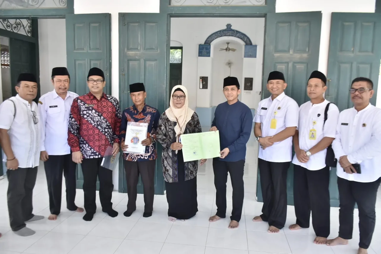 Wamen ATR/Waka BPN Serahkan...