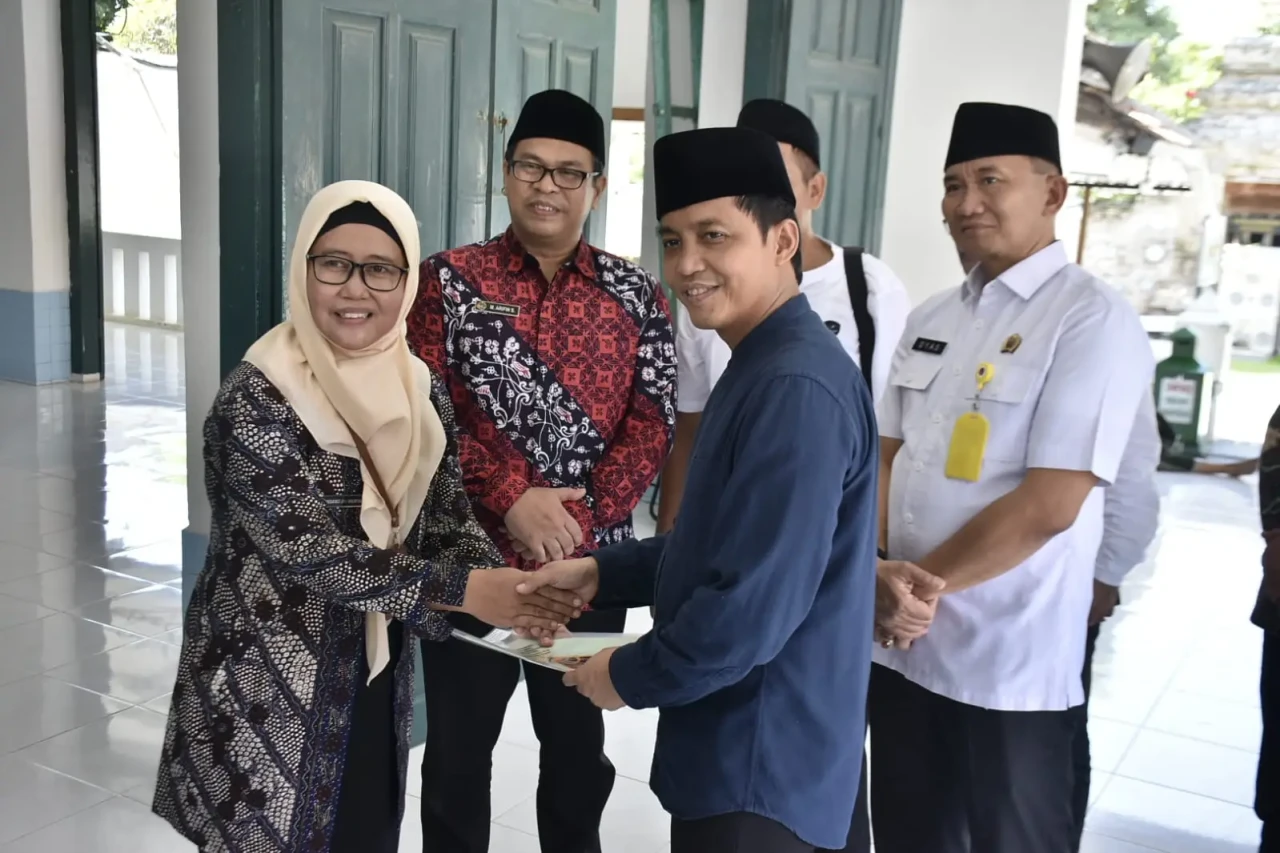 Wamen ATR/Waka BPN Serahkan...