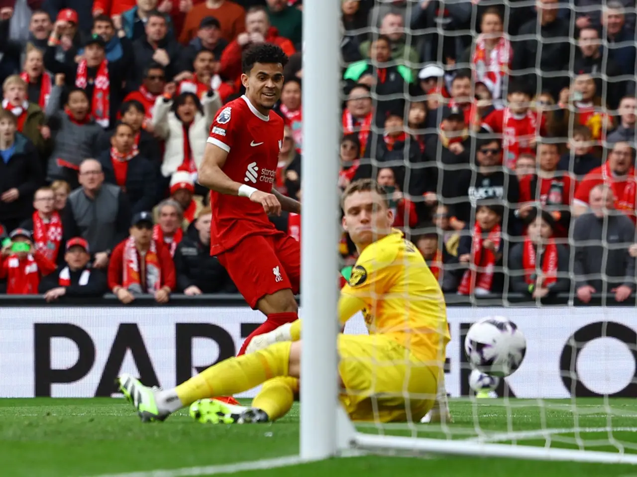 Bungkam Brighton 2-1,...