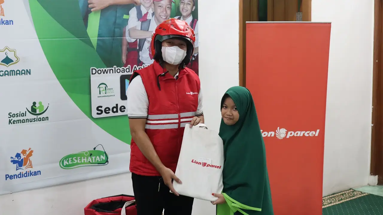 Kurir Lion Parcel Berbagi...