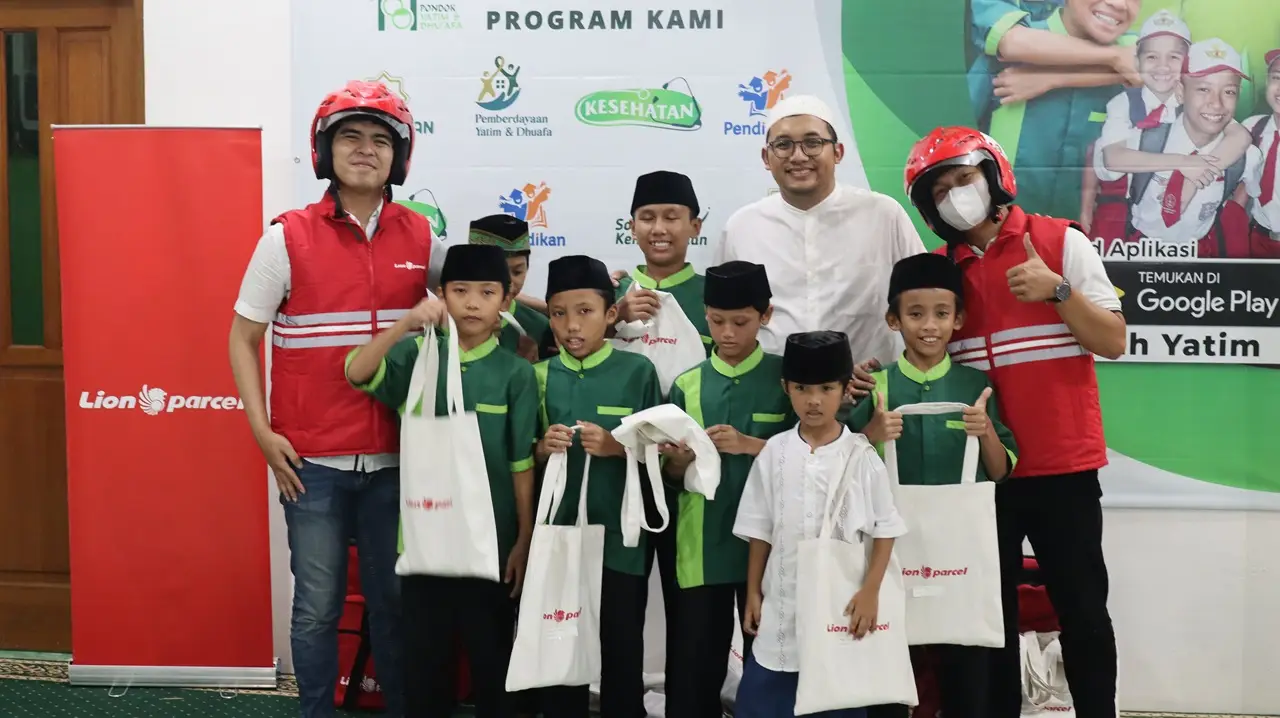 Kurir Lion Parcel Berbagi...