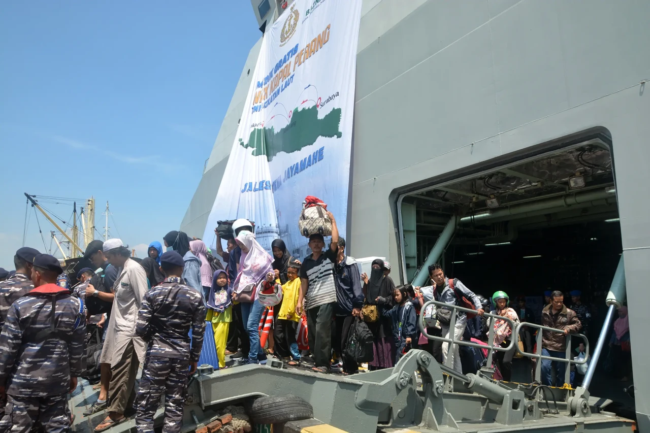 Ratusan Pemudik Kapal...