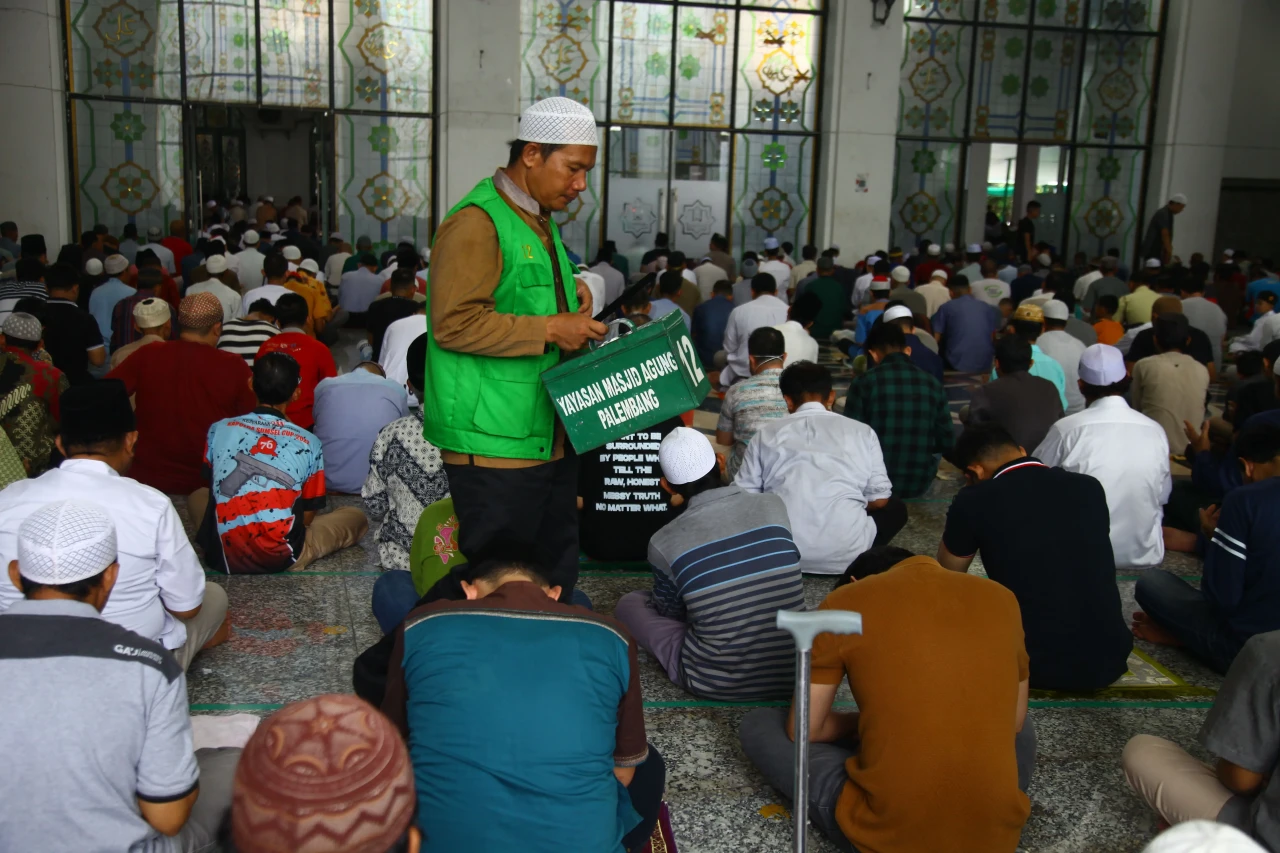 Potret Kotak Infak Salat...