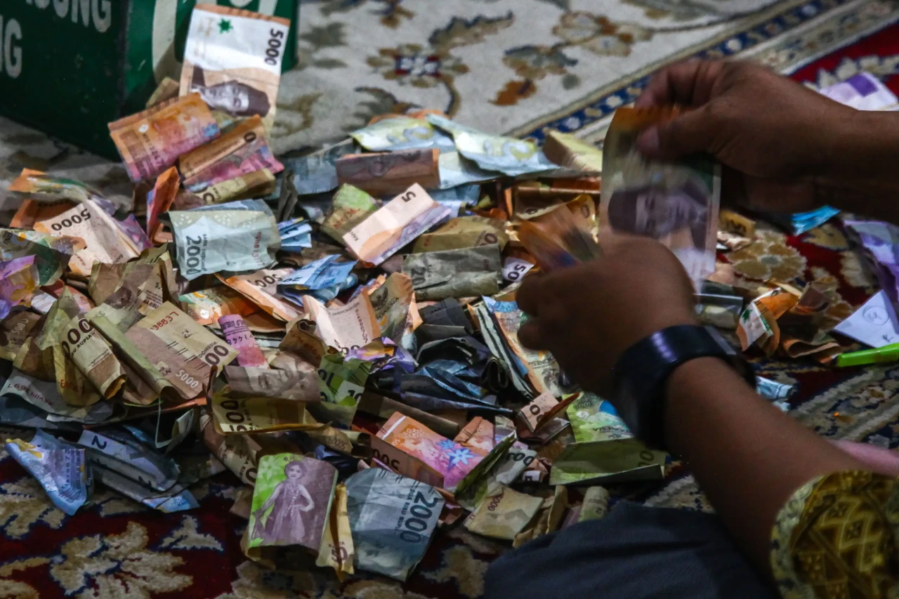 Potret Kotak Infak Salat...