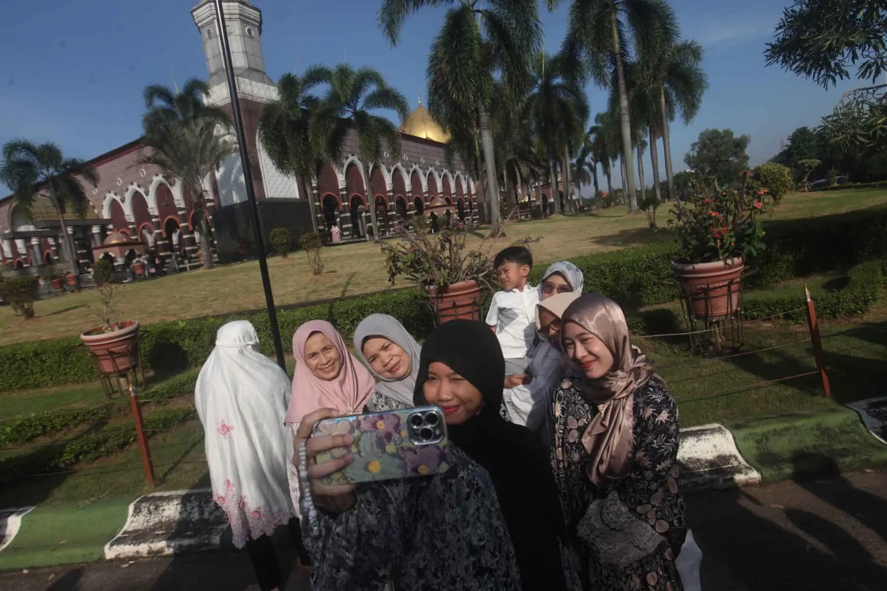 Khusyuk Salat Ied di...