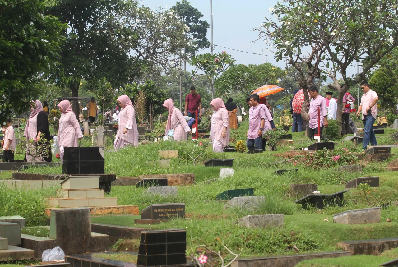 Ziarah Kubur saat Idul...