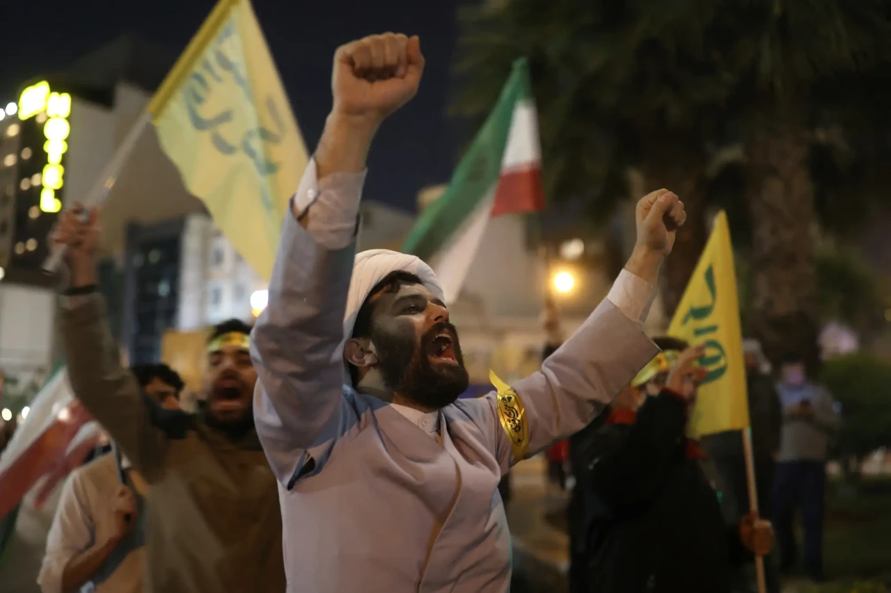 Warga Iran Bersukacita...