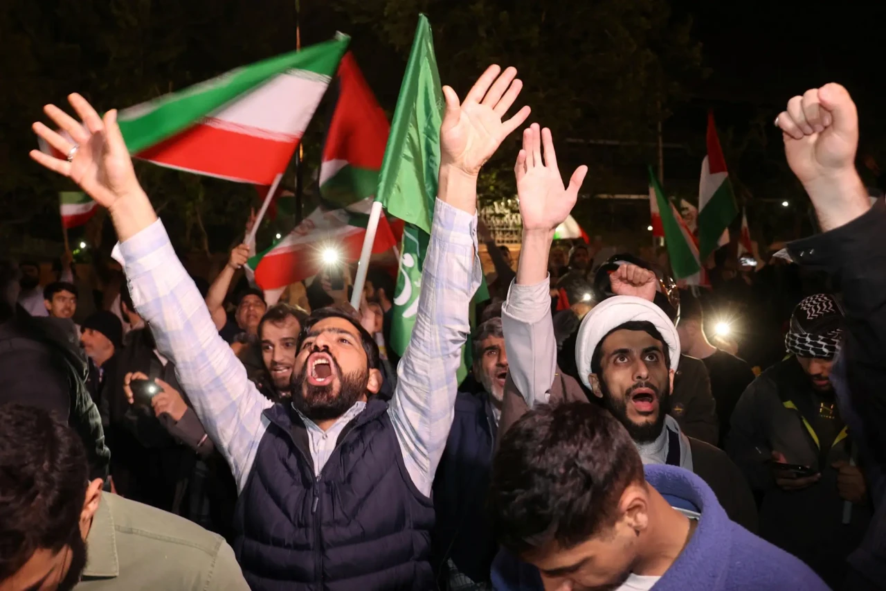 Warga Iran Bersukacita...