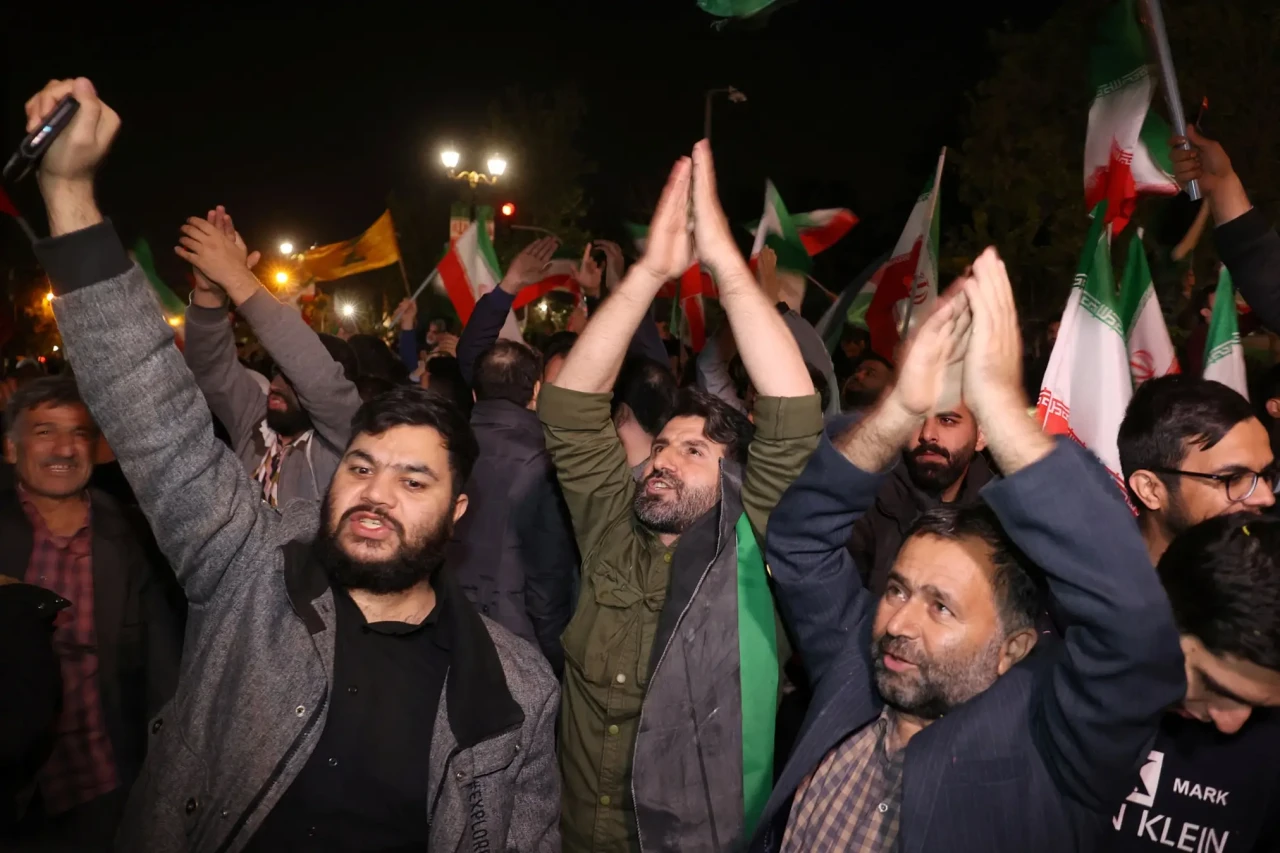 Warga Iran Bersukacita...