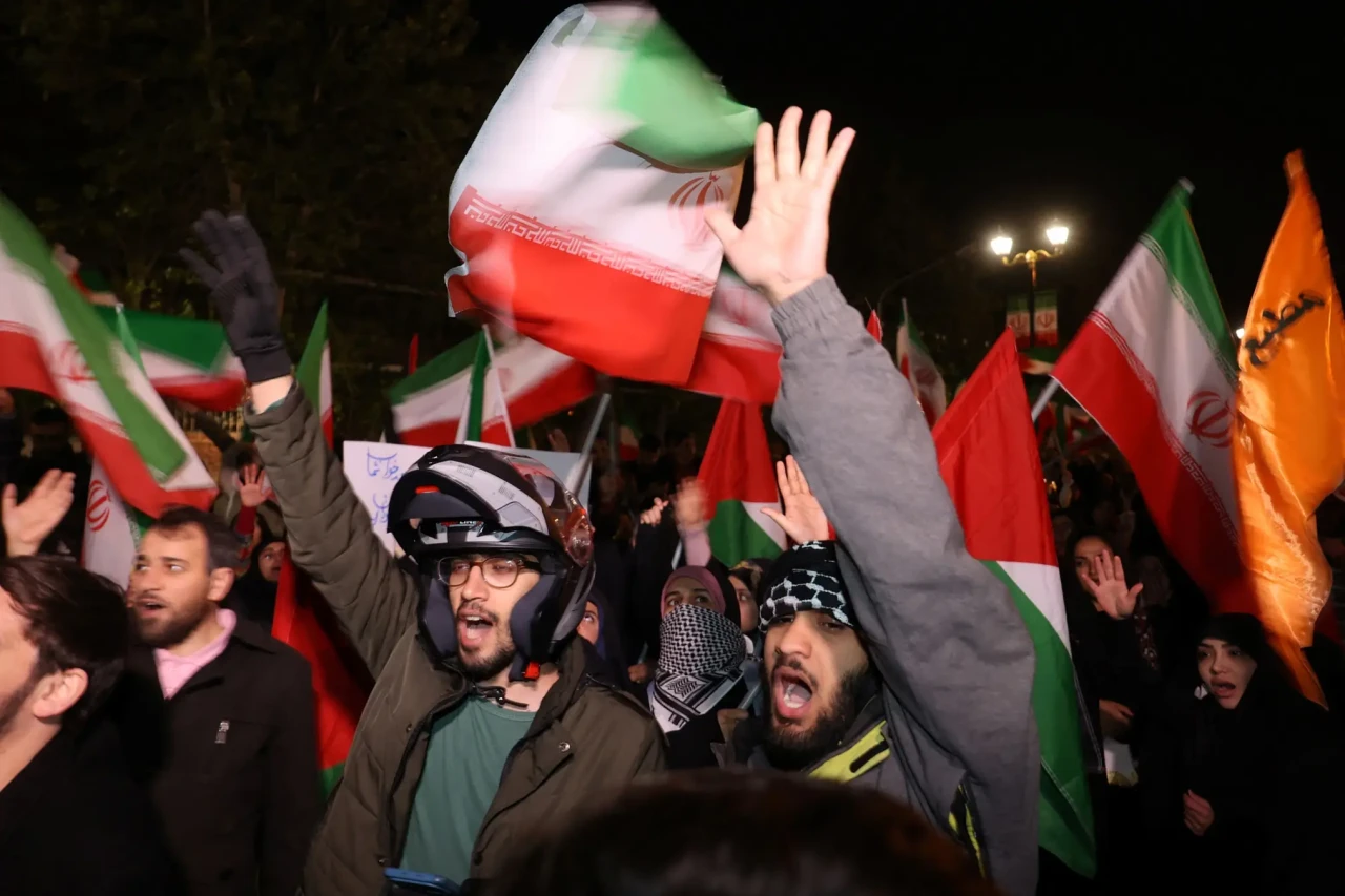 Warga Iran Bersukacita...