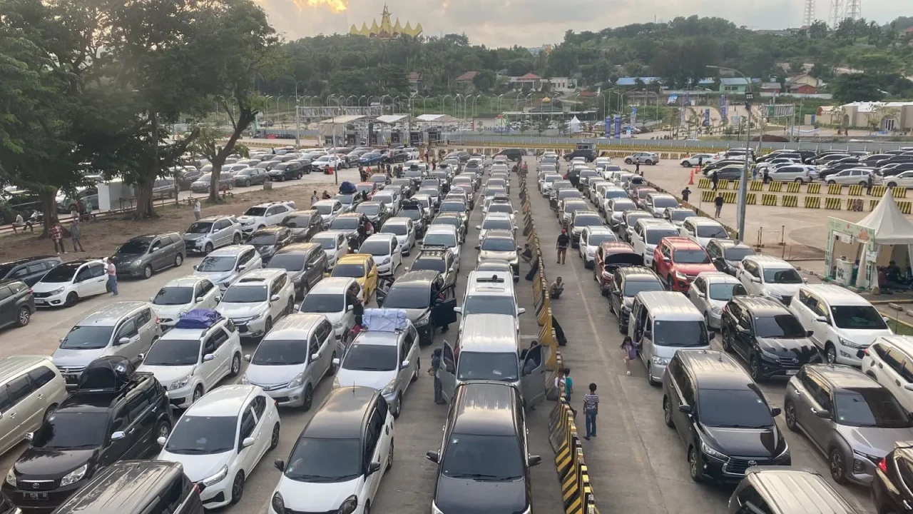 Antrean Panjang Mobil...