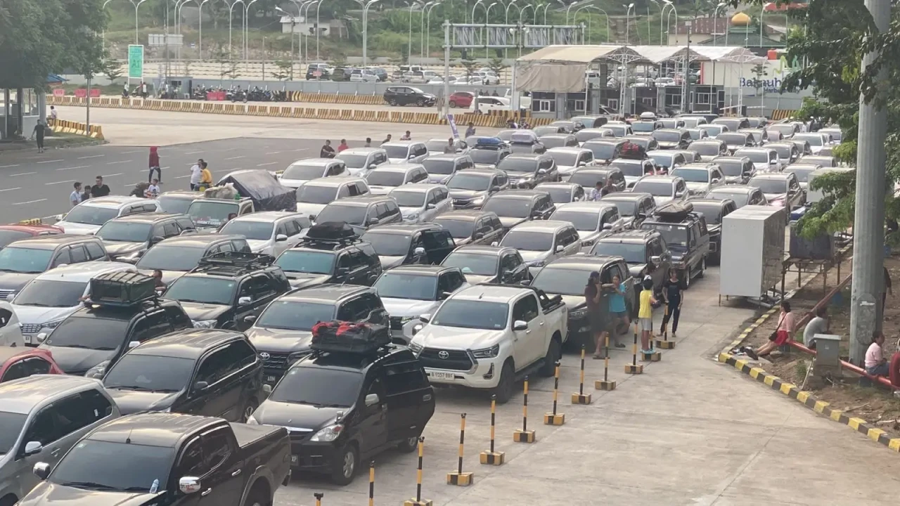 Antrean Panjang Mobil...