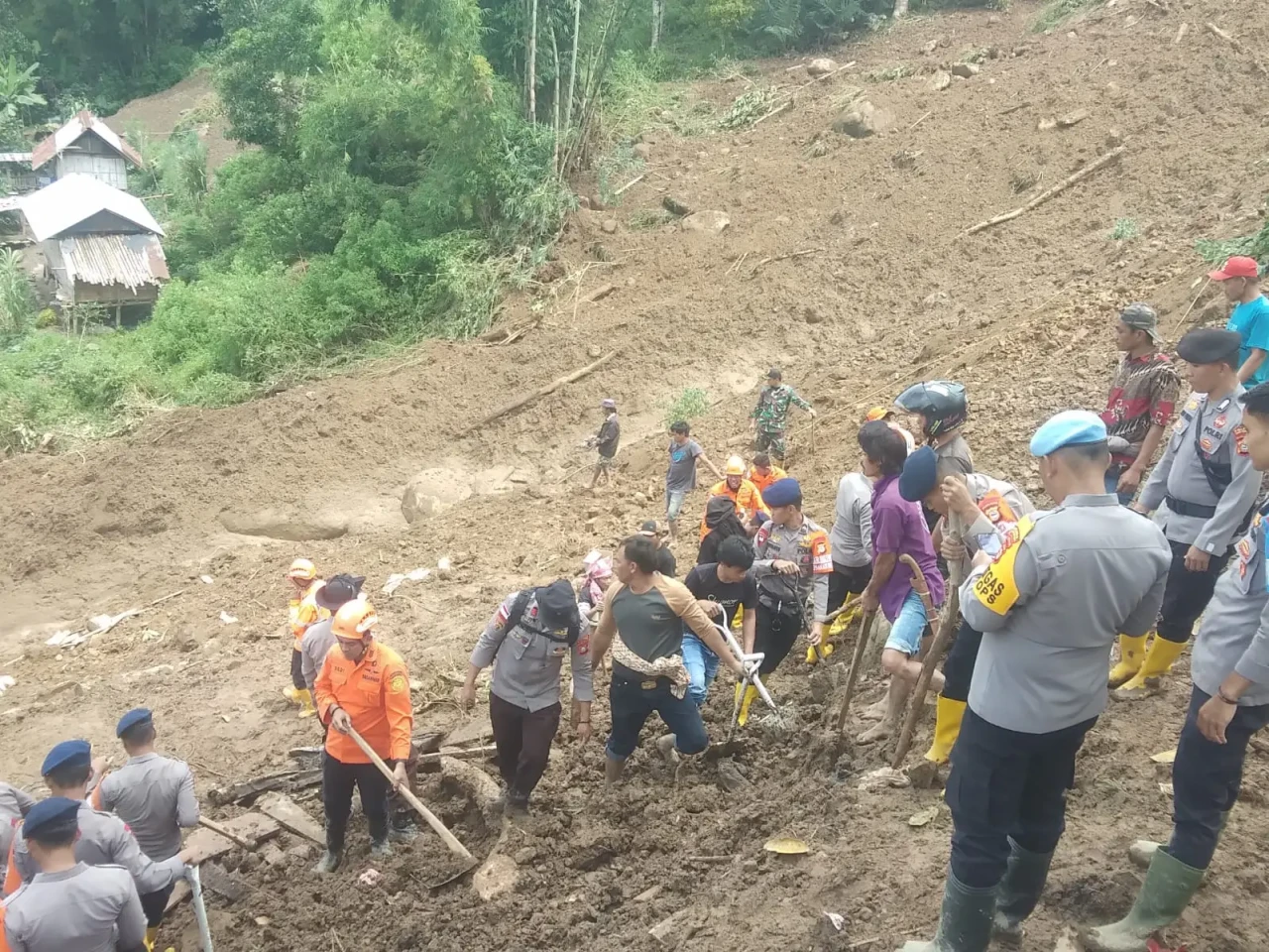 Evakuasi 18 Korban Tewas,...