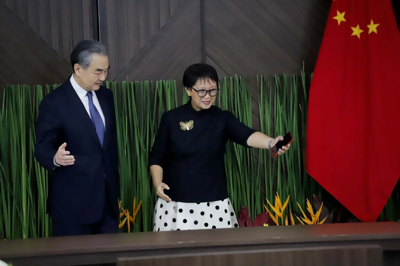 Menlu Retno Bertemu...
