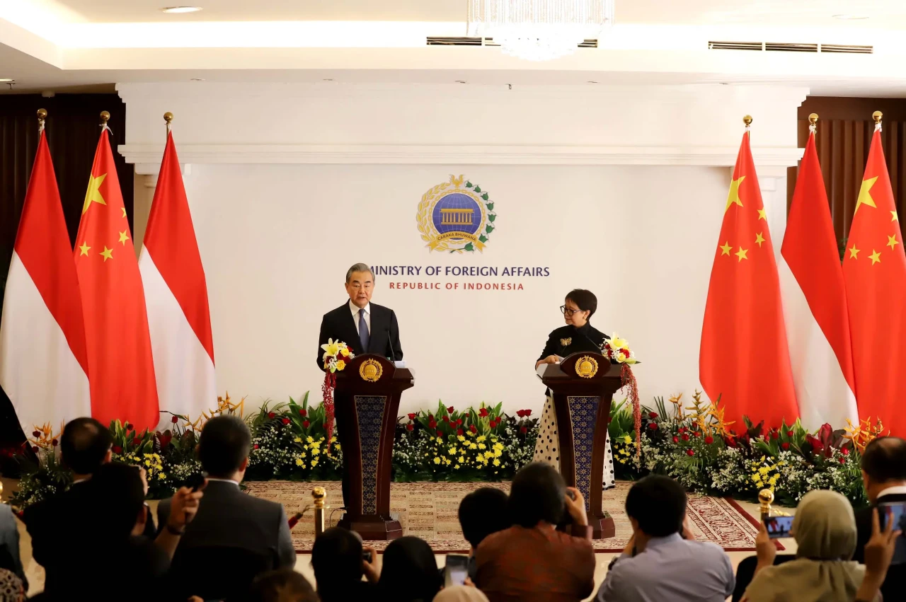 Menlu Retno Bertemu...