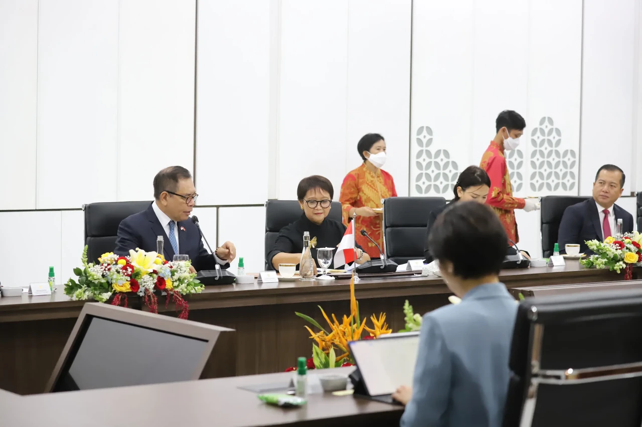 Menlu Retno Bertemu...