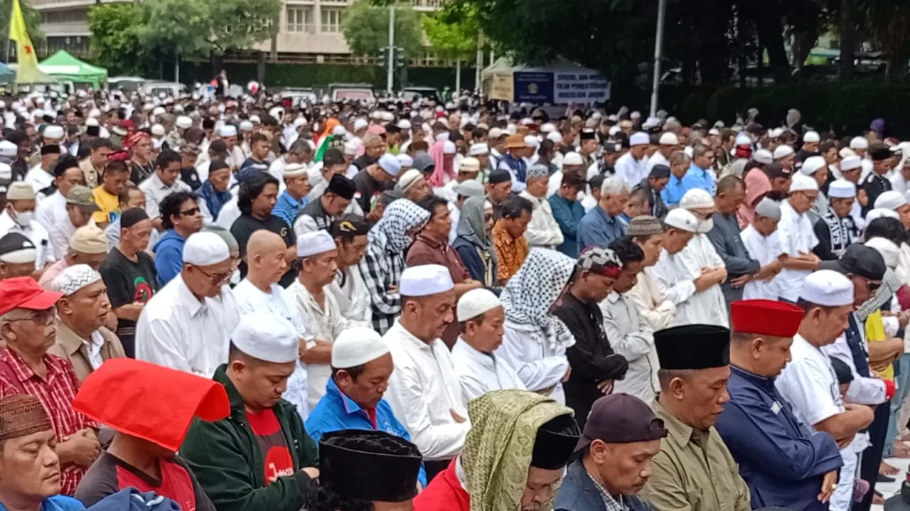 Salat Jumat Massa Aksi...