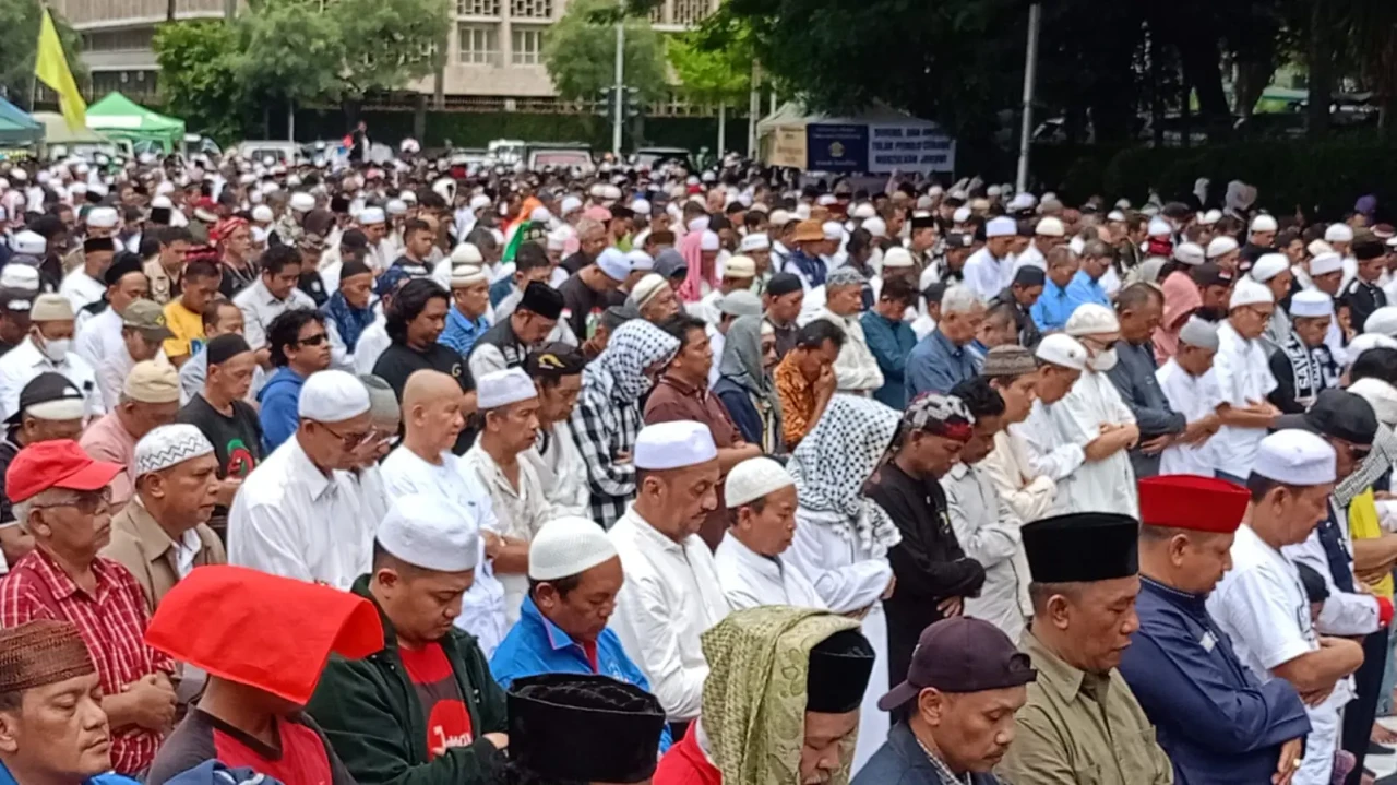 Salat Jumat Massa Aksi...