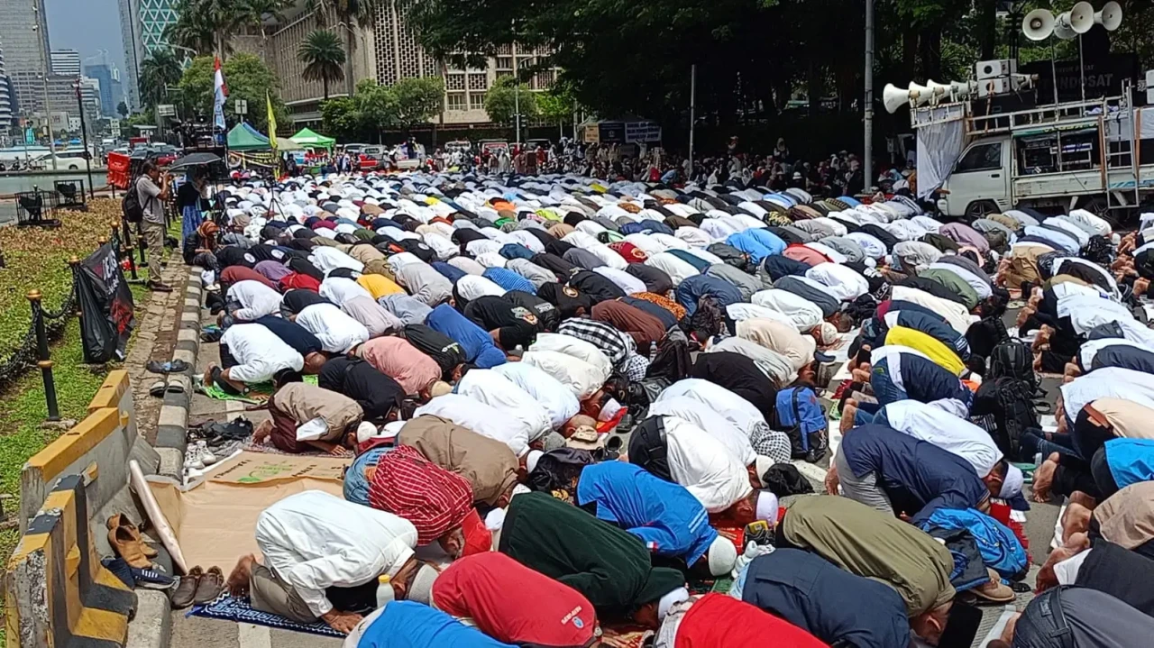 Salat Jumat Massa Aksi...