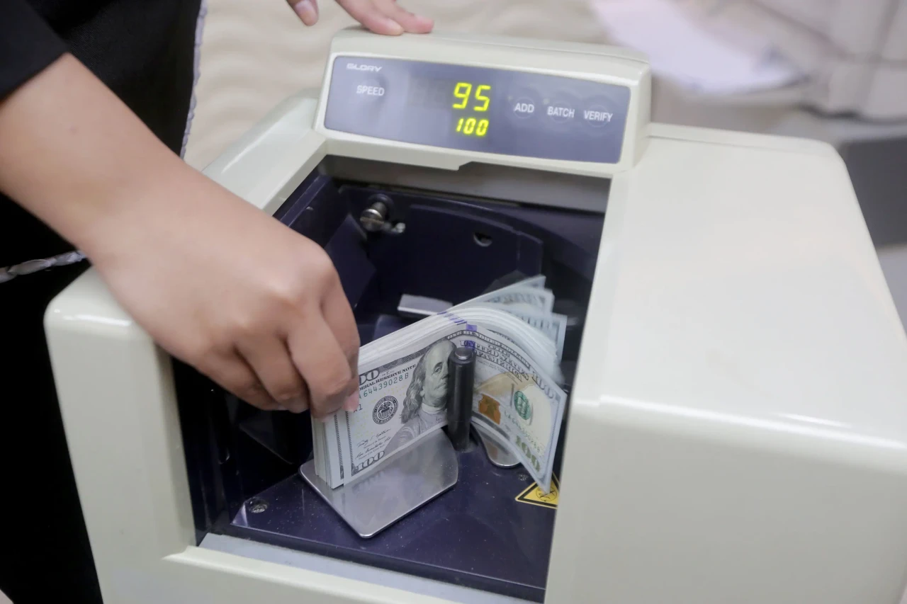 Nilai Tukar Rupiah Terhadap...
