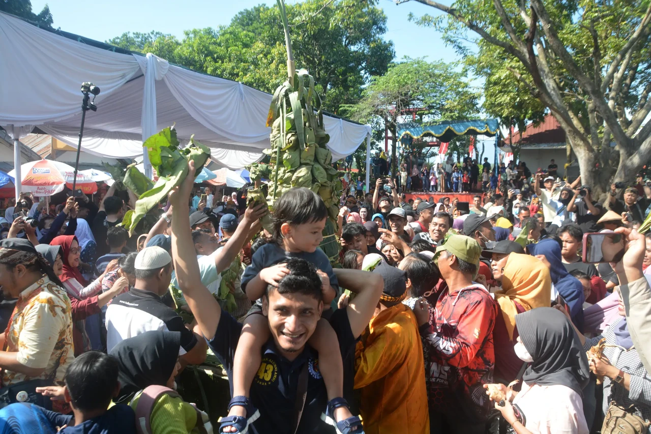 Kirab Budaya Tradisi...