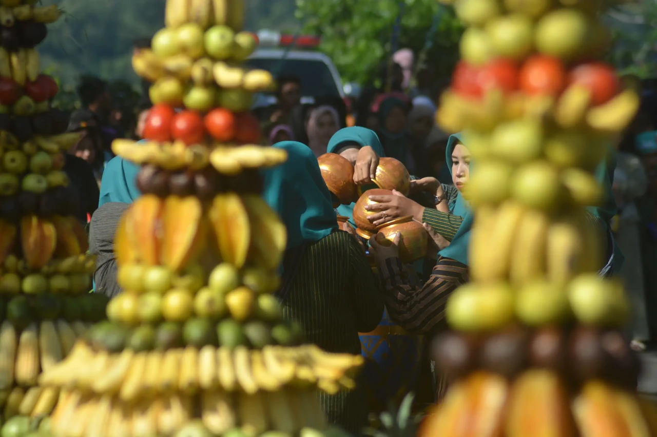 Kirab Budaya Tradisi...