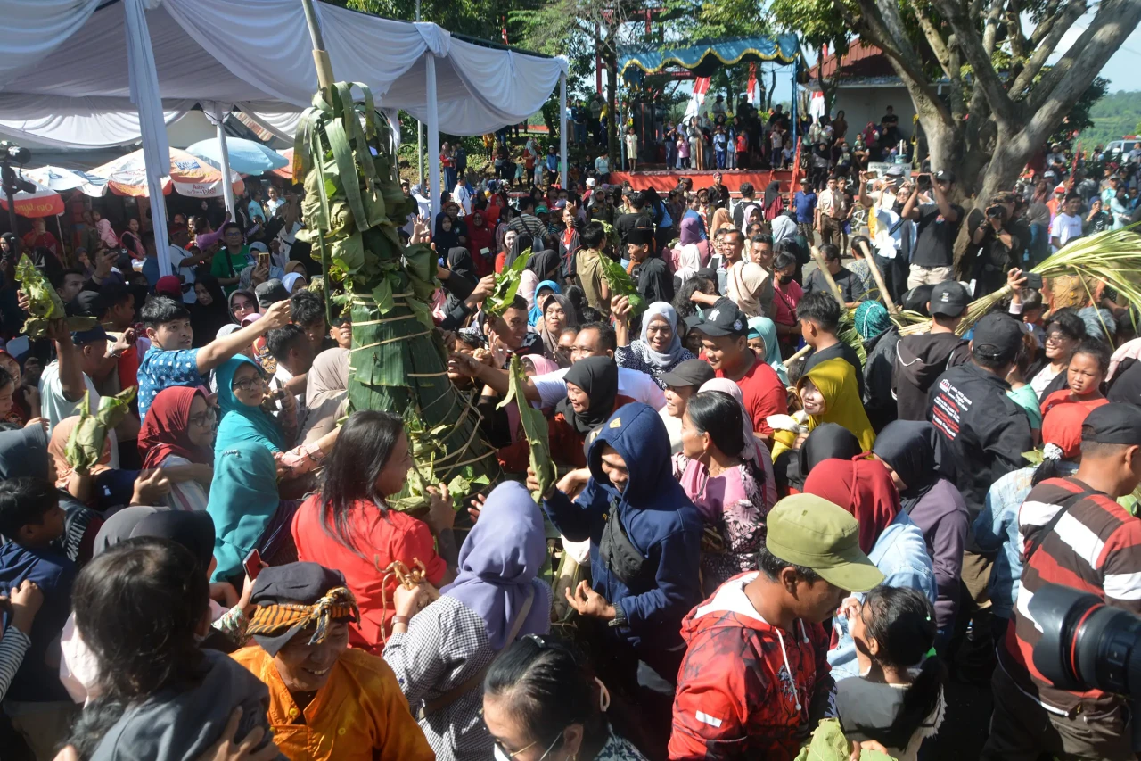 Kirab Budaya Tradisi...