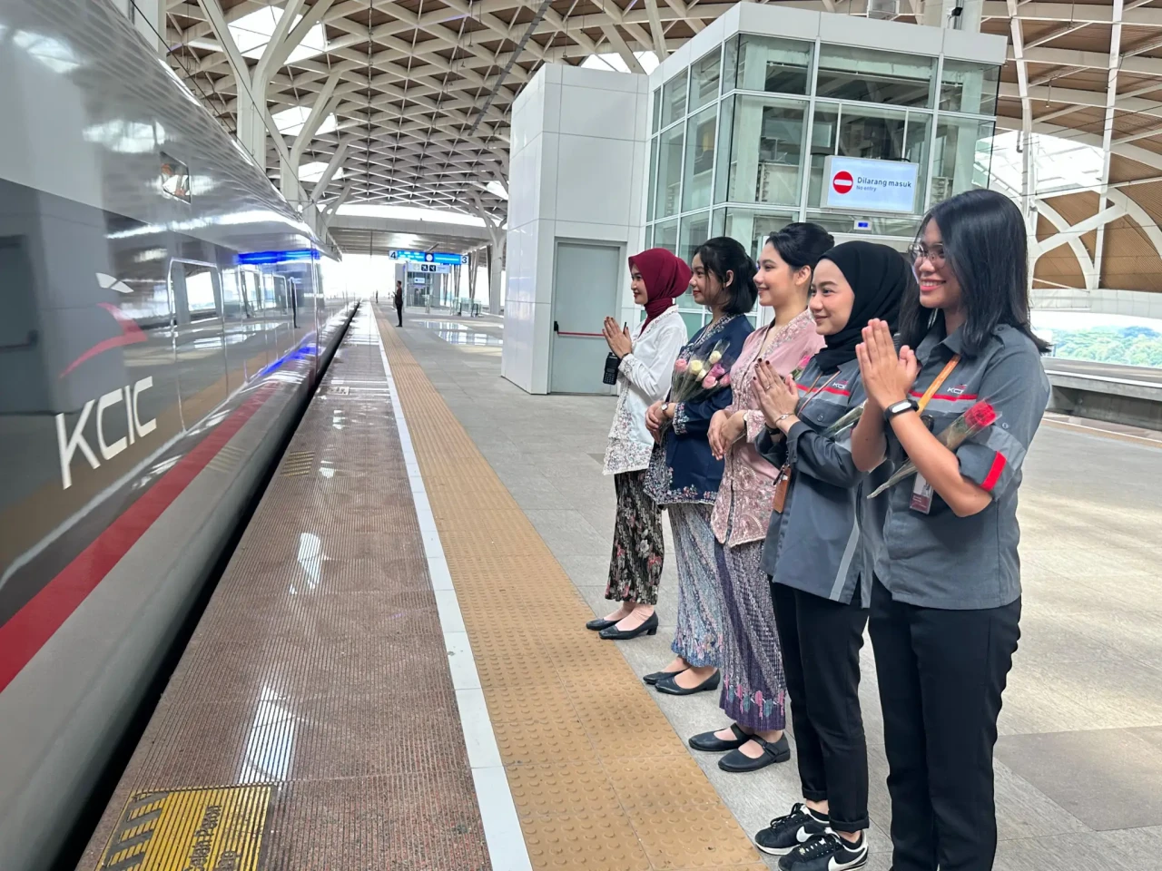 Kereta Cepat Whoosh...