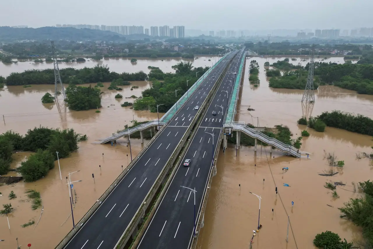 Banjir Besar Terjang...