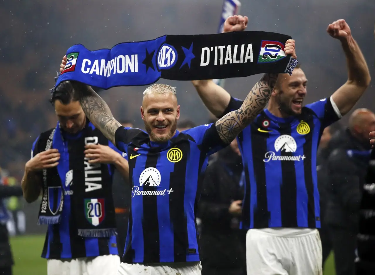 Bungkam AC Milan 2-1,...