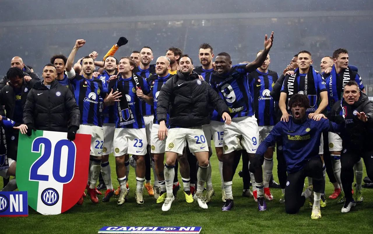 Bungkam AC Milan 2-1,...