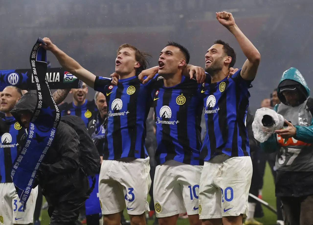 Bungkam AC Milan 2-1,...