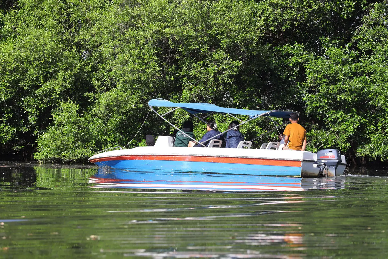 Menikmati Taman Wisata...