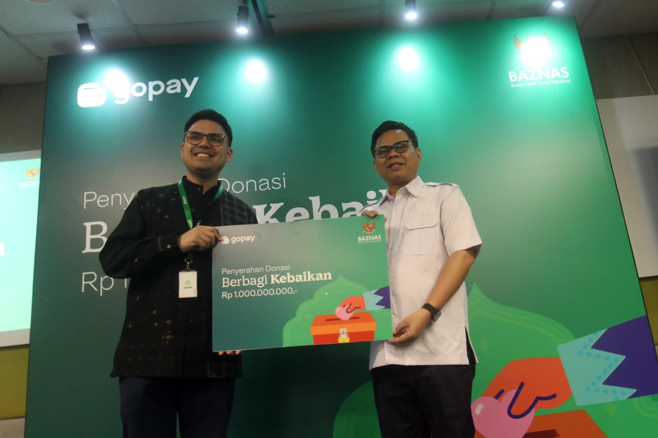 GoPay Serahkan Donasi...